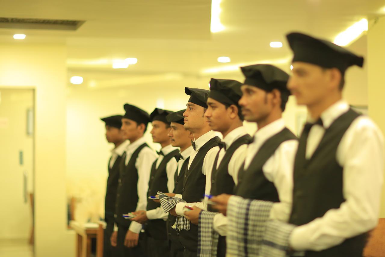 מלון Pātan The Grand Raveta מראה חיצוני תמונה